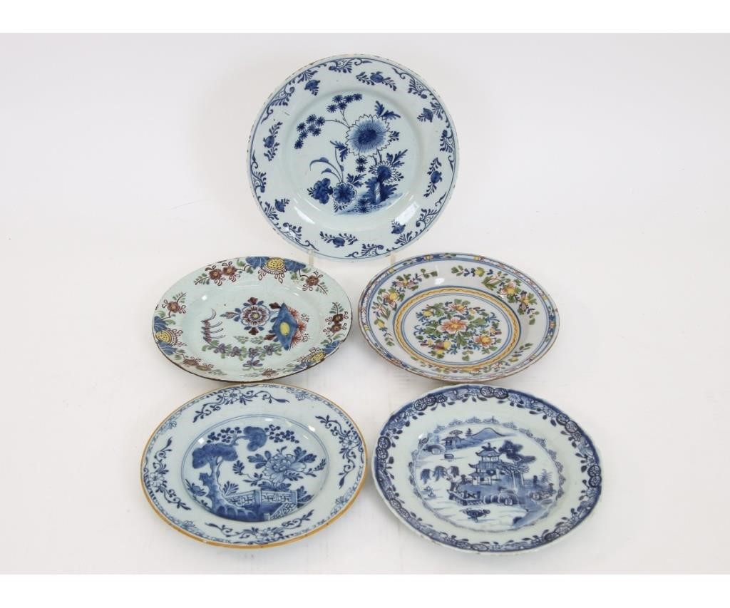 Appraisal: Five Delft and Chinese porcelain plates th c two plates