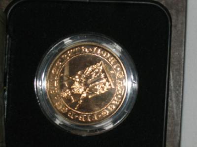 Appraisal: A ELIZABETH II ANNIVERSARY GOLD COIN mint in capsule and