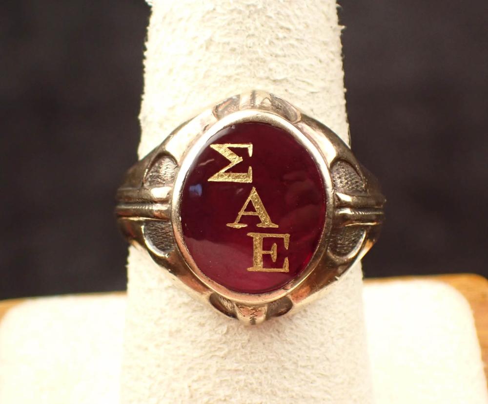 Appraisal: MEN'S VINTAGE YELLOW GOLD SAE FRATERNITY RING The k gold