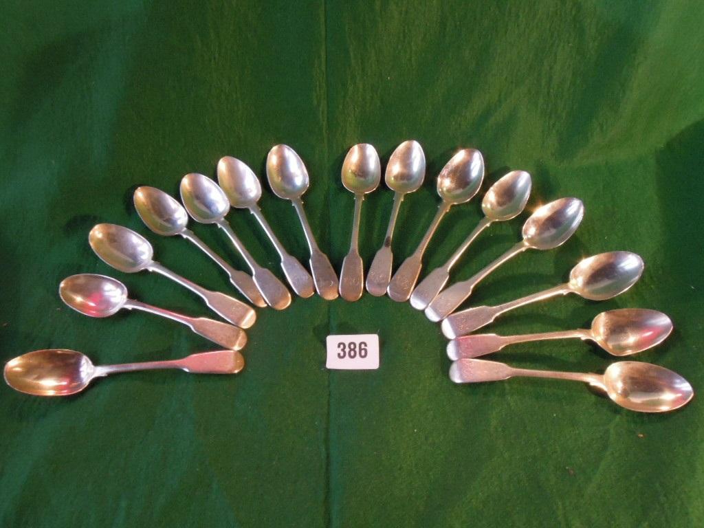 Appraisal: A set of fifteen Georgian fiddle back teaspoons each bearing