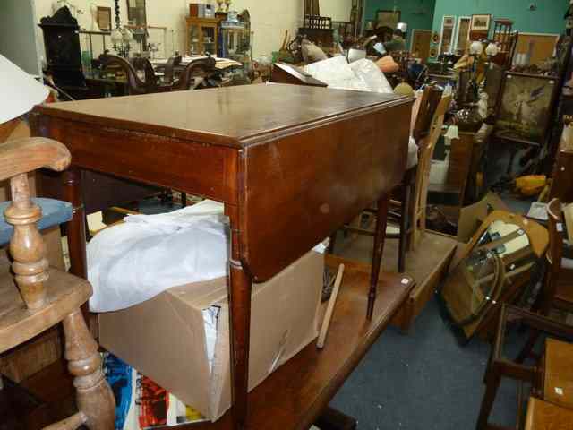 Appraisal: A TH CENTURY MAHOGANY PEMBROKE TABLE standing on turned tapering