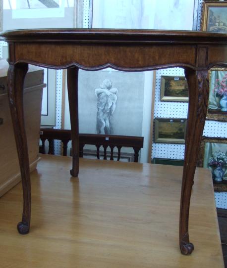 Appraisal: An oak occasional table the crossbanded circular top raised on