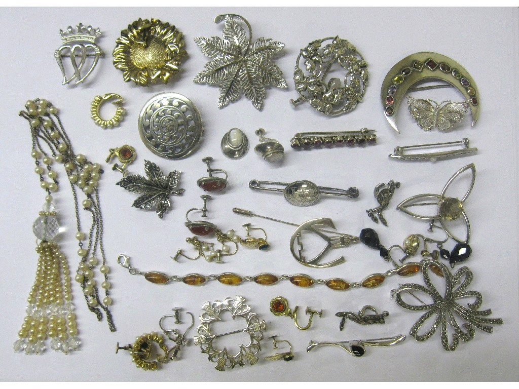 Appraisal: Lot of white metal and silver jewellery to include amber