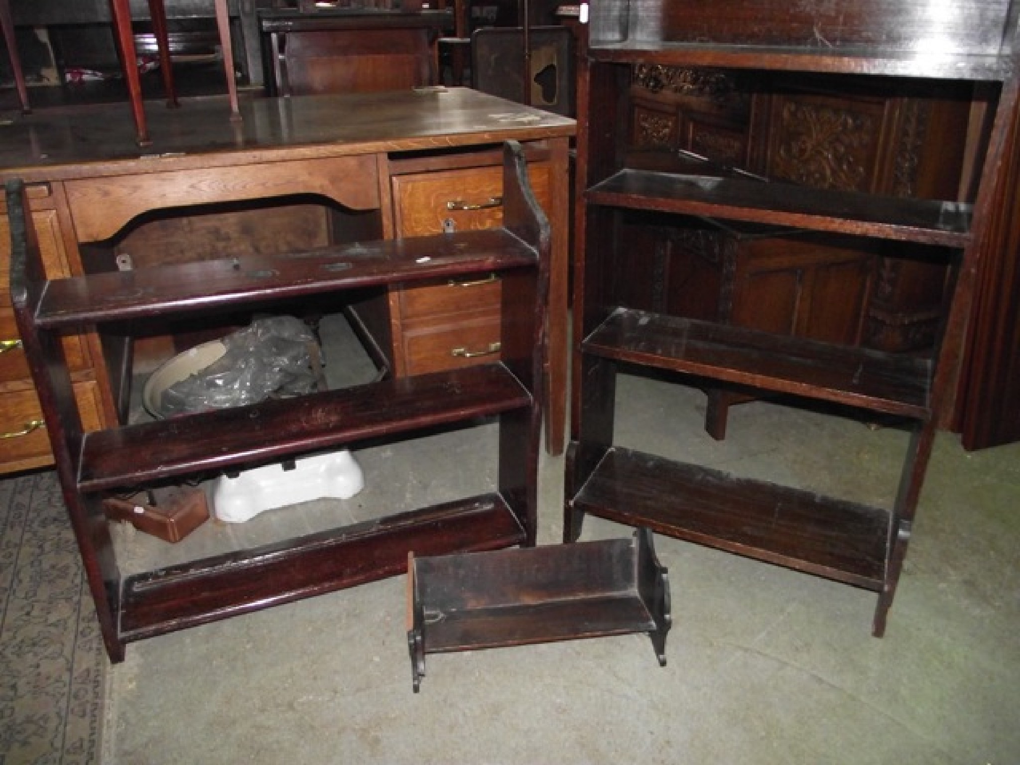 Appraisal: A small stained oak freestanding bookcase with four fixed shelves