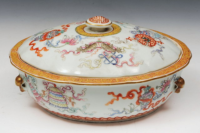 Appraisal: A CHINESE OVAL FAMILLE ROSE TUREEN with oval finial with