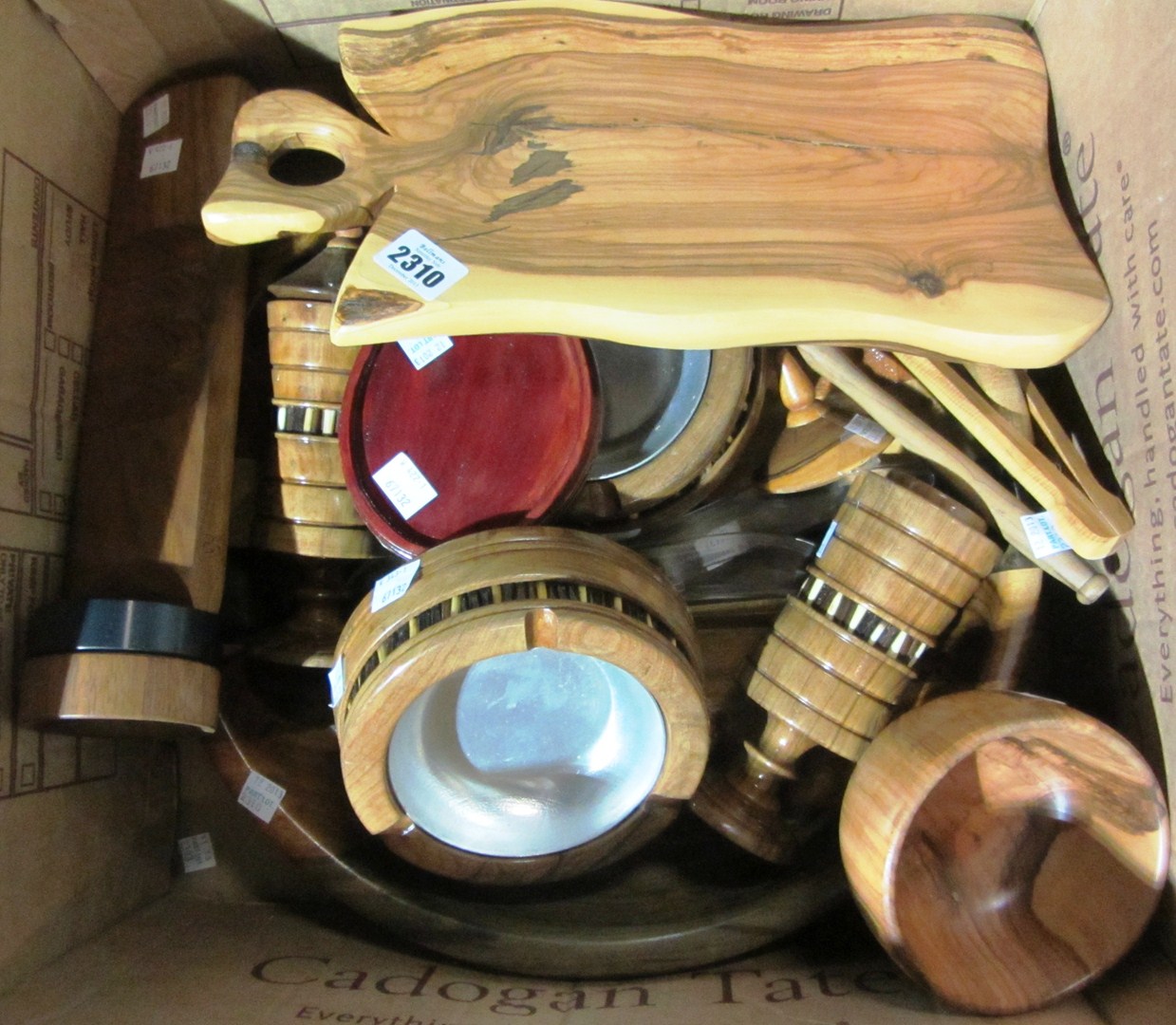 Appraisal: A quantity of wooden collectables including bowls ashtrays and sundry