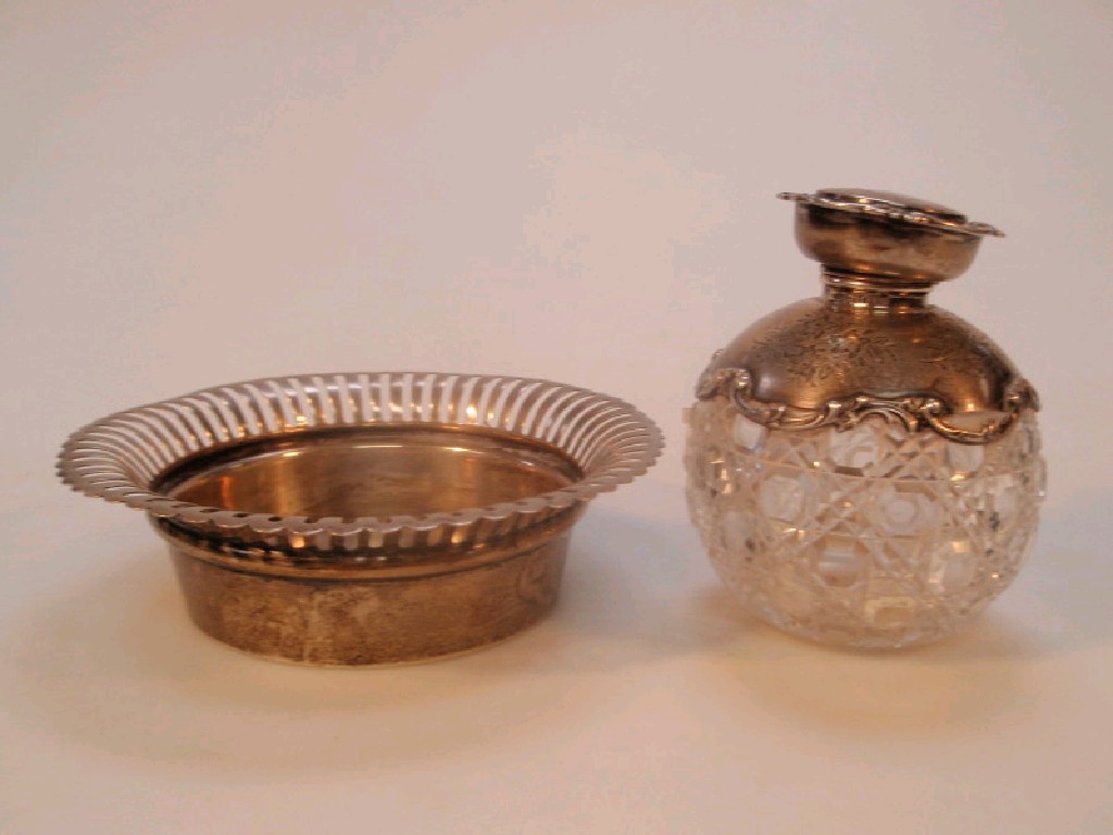 Appraisal: An Edward VII cut glass scent bottle with silver mount