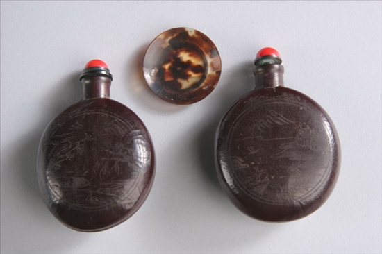 Appraisal: PAIR CHINESE COCONUT SHELL AND HORN SNUFF BOTTLES Each of