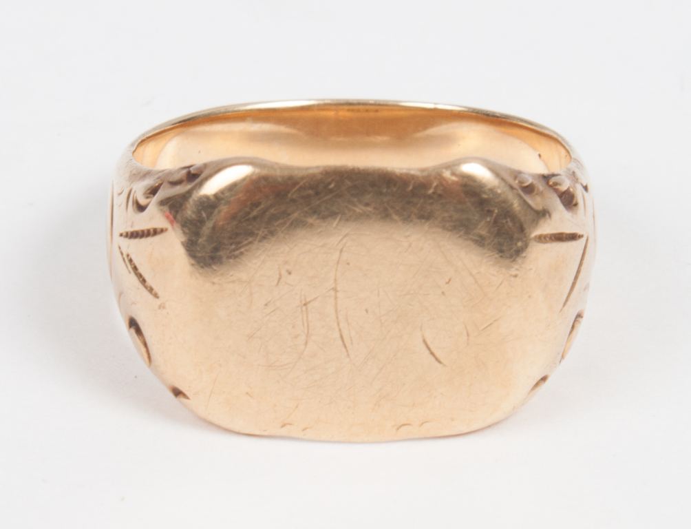 Appraisal: Gentleman's K gold signet ring size grams