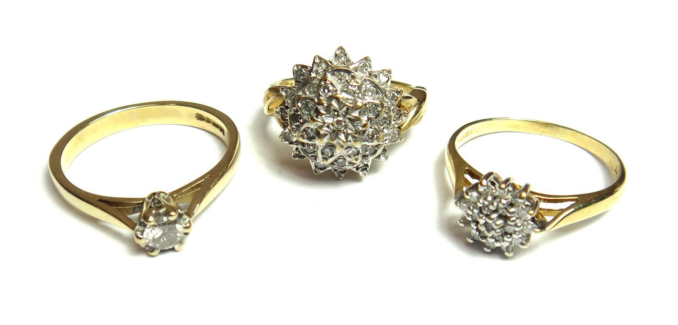 Appraisal: A ct gold and diamond set cluster ring in a