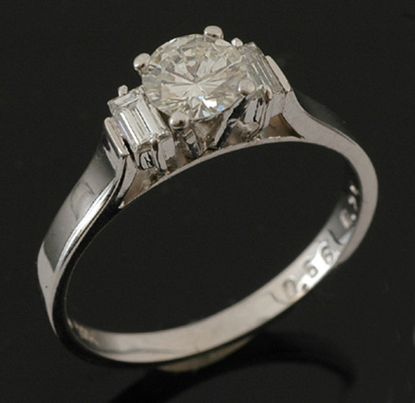 Appraisal: A three stone diamond ring The principal round brilliant cut