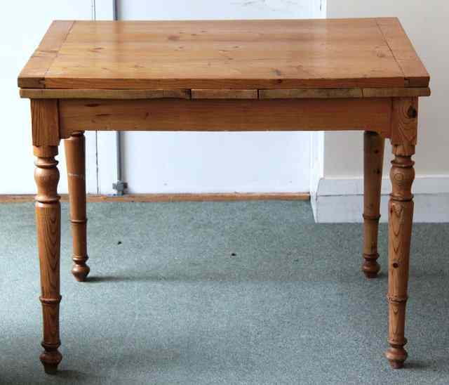 Appraisal: A pine dining table with a drawer on turned legs