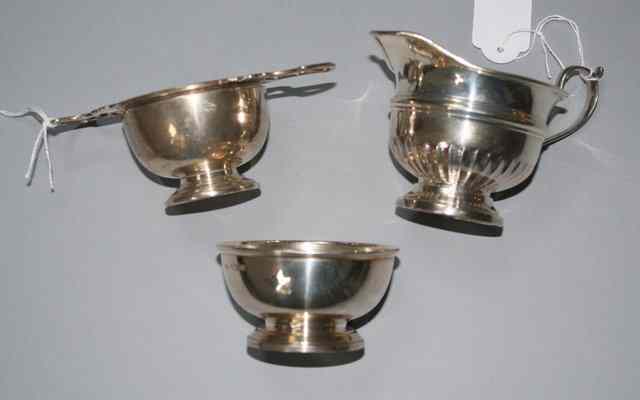 Appraisal: A SILVER TEA STRAINER with a drilled bowl and open