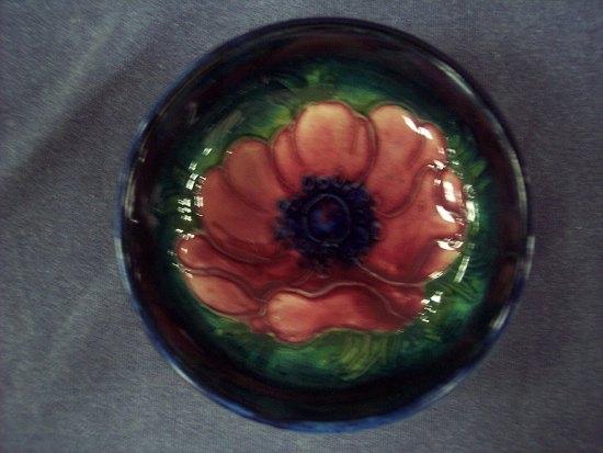 Appraisal: An Anemone pattern small bowl of dark blue ground cm