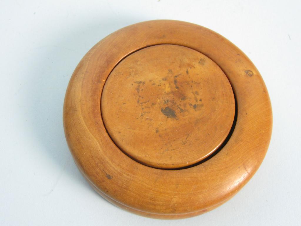 Appraisal: A turned treen circular Spool in