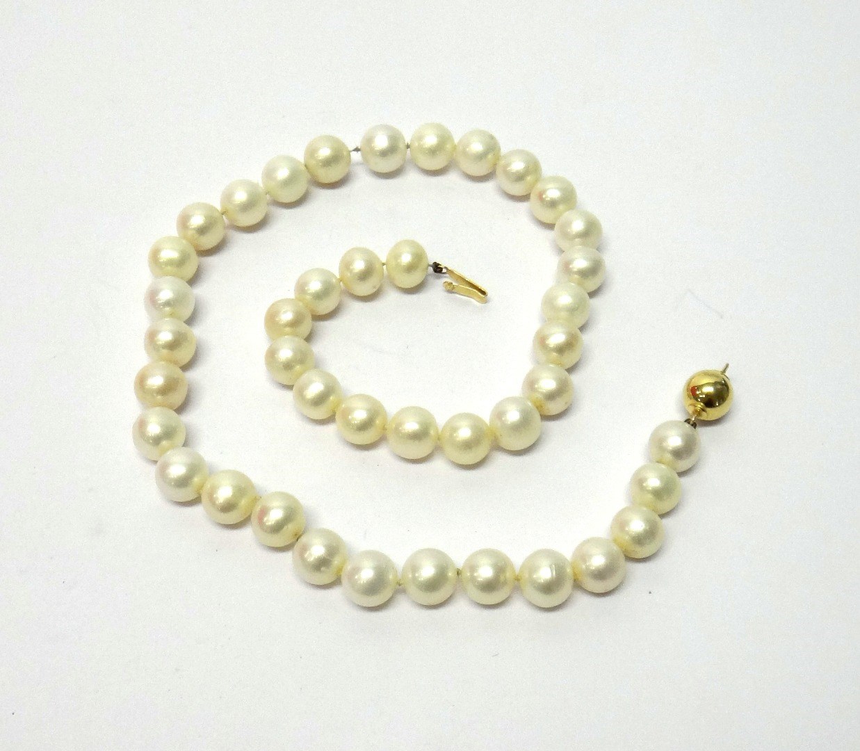 Appraisal: A single row necklace of uniform South Sea cultured pearls