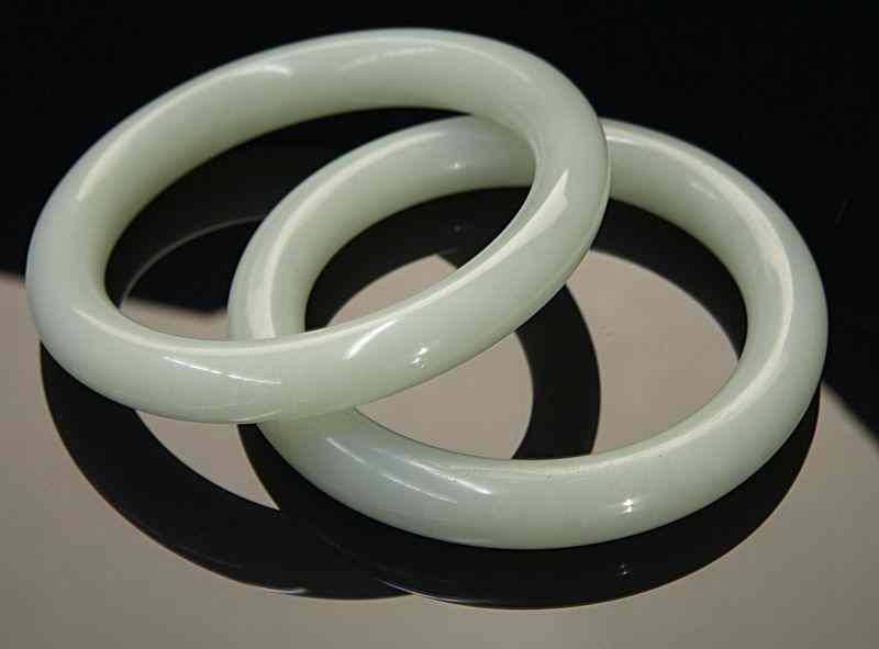 Appraisal: Pr Chinese Qing white jade bracelets ''Dia Circa - th