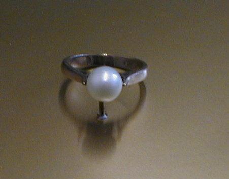 Appraisal: A single pearl set ring shank stamped ct