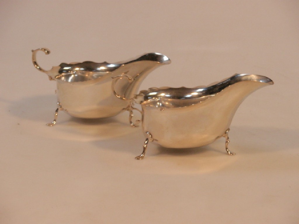 Appraisal: A pair of George V silver sauce boats with bracketed