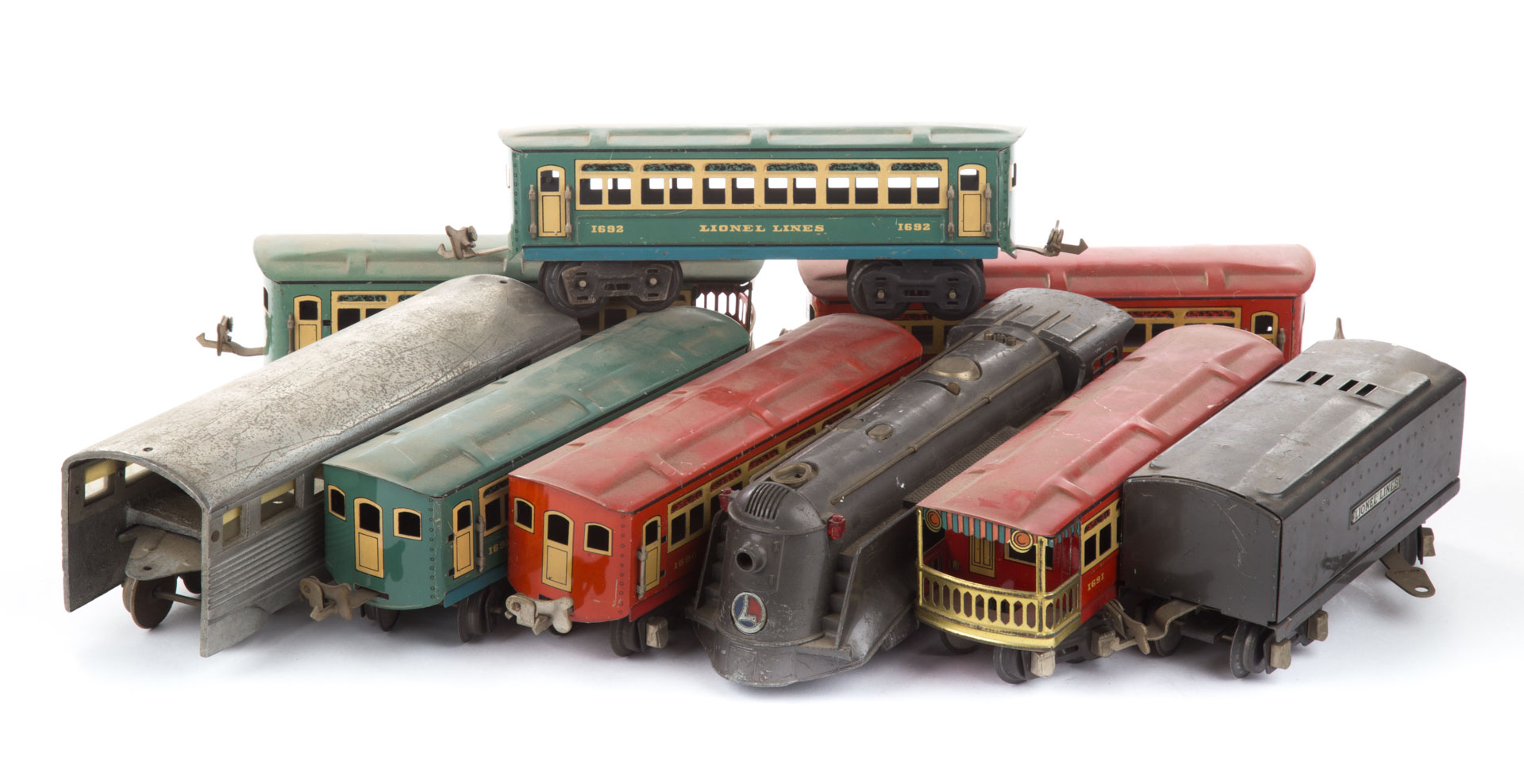 Appraisal: Lionel E loco tender and seven cars including two passenger