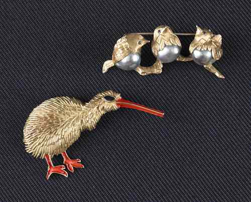 Appraisal: Two K yellow gold bird brooches to include a kiwi