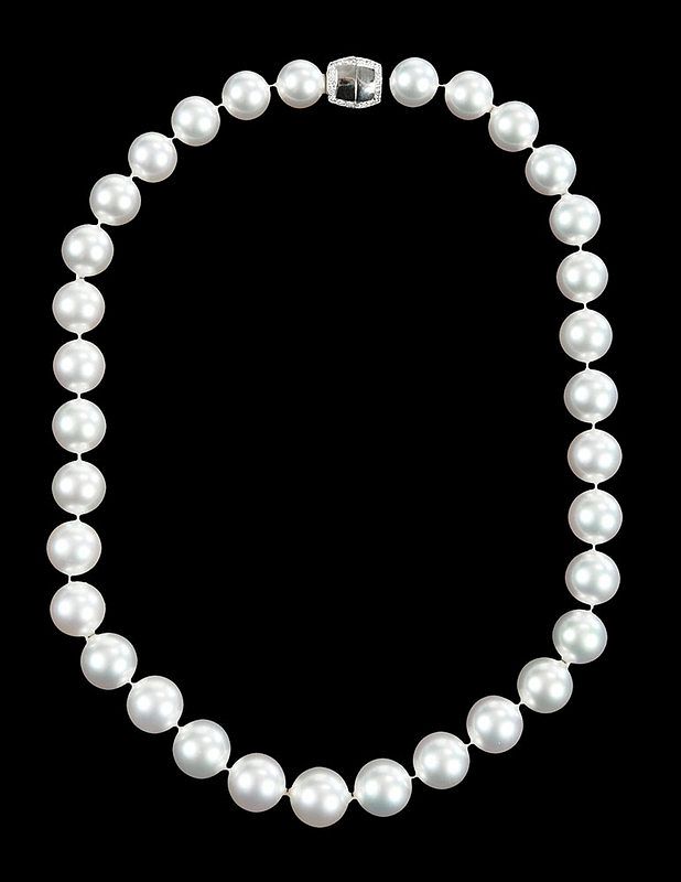 Appraisal: kt Pearl Necklace knotted white cultured pearls ranging from approx