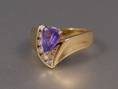 Appraisal: K DIAMOND TANZANITE RING K YELLOW gold filigree ring contains