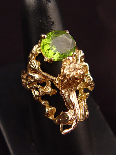 Appraisal: K FIGURAL LION RING WITH LARGE PERIDOT k yellow gold