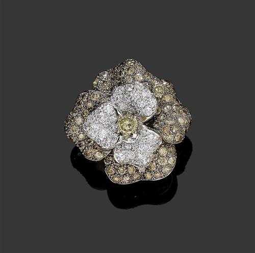 Appraisal: BRILLIANT-CUT DIAMOND RING White gold Very stylish ring the top