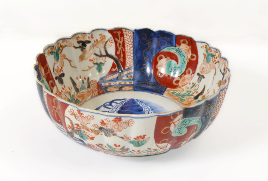 Appraisal: TH C JAPANESE IMARI BOWL Cobalt blue decorated inside center