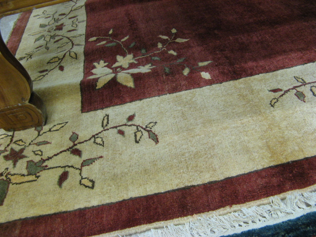 Appraisal: HAND KNOTTED ORIENTAL AREA RUG Pakistani Persian scattered floral sprig