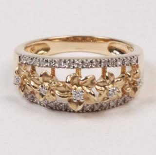 Appraisal: K YELLOW GOLD DIAMOND BAND K YELLOW GOLD AND DIAMOND