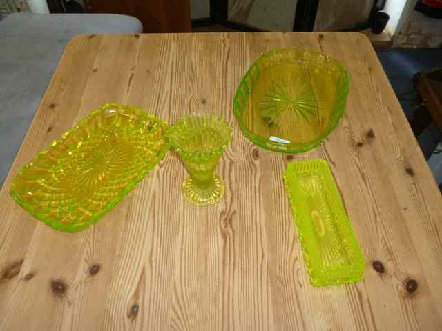 Appraisal: A QUANTITY OF URANIUM GLASS ITEMS