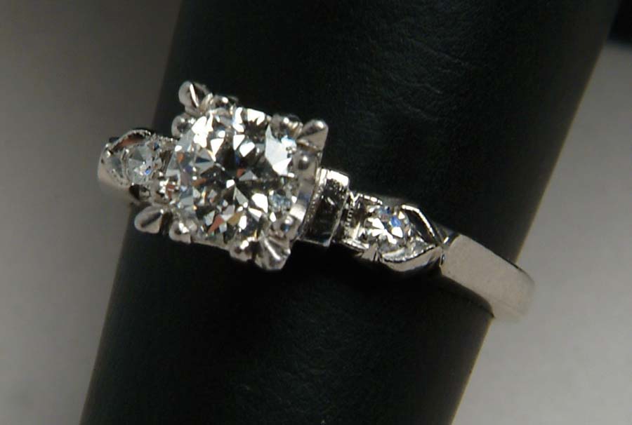 Appraisal: DIAMOND AND PLATINUM RING Wonderful diamond ring has center round