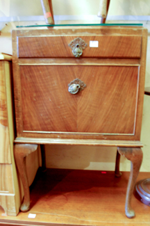 Appraisal: QUEEN ANNE STYLE SINGLE DRAWER SINGLE DOOR BEDSIDE