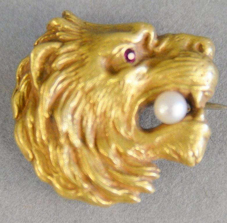 Appraisal: K gold lion head pin with pearl in mouth and