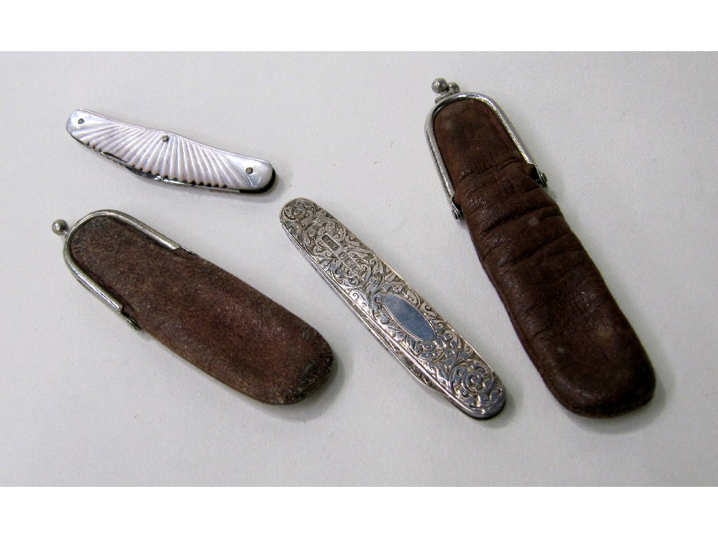 Appraisal: Lot comprising silver pocket knife Sheffield and a mother of