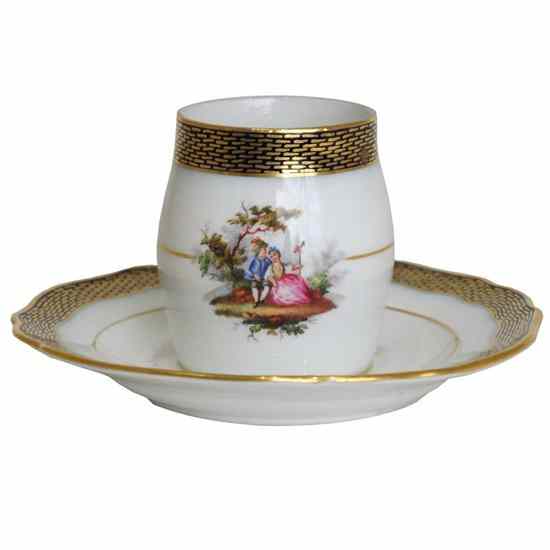 Appraisal: A Meissen Porcelain Honey Pot circa of barrel-form the honey