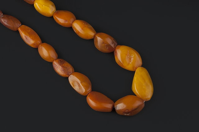 Appraisal: AN AMBER BEAD NECKLACE comprising a single strand of graduated