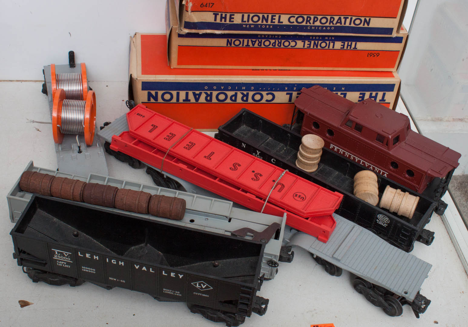 Appraisal: Six pieces of Lionel rolling stock Condition Wear from use