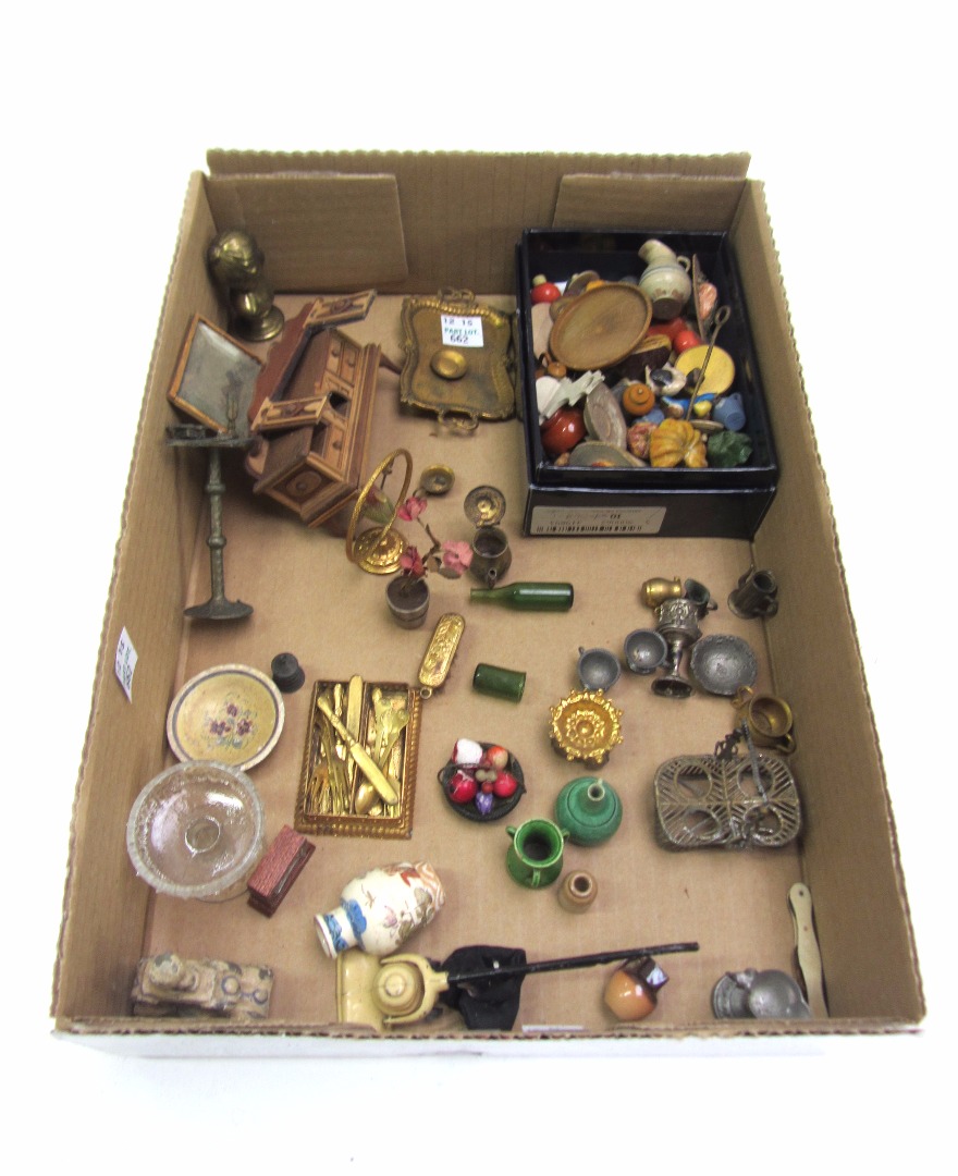 Appraisal: A quantity of vintage dolls house furniture and accessories mainly