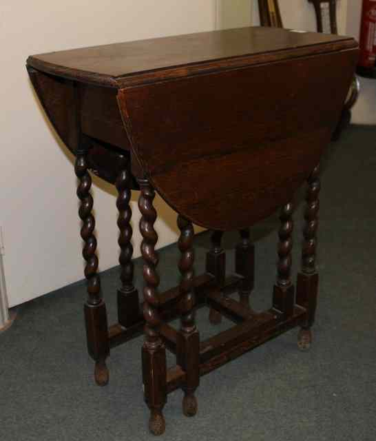 Appraisal: AN OAK GATELEG DROP LEAF DINING TABLE on spiral twist