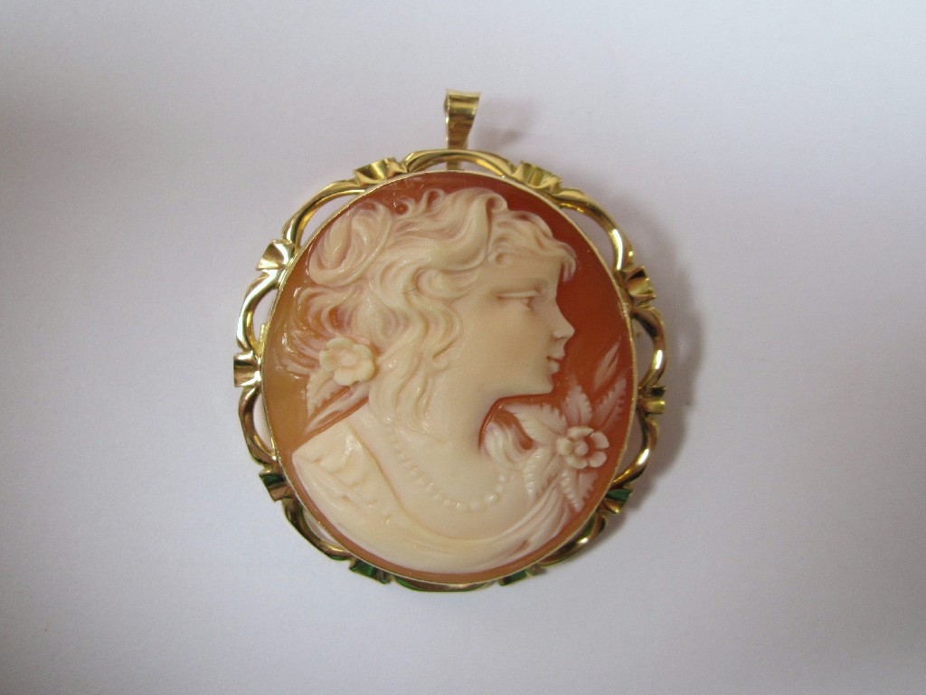 Appraisal: Eighteen carat gold mounted cameo brooch pendant