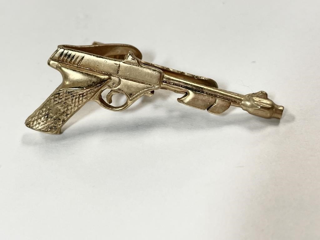 Appraisal: METAL PISTOL TIE CLIPGold tone metal tie clip shaped like