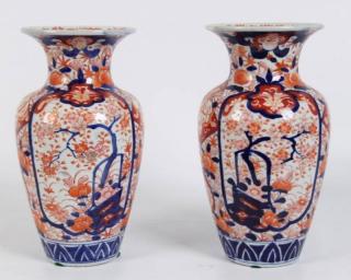 Appraisal: PAIR OF IMARI MEIJI PERIOD VASES PAIR OF IMARI MEIJI