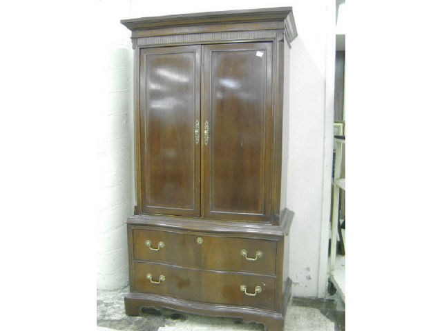 Appraisal: MAHOGANY ENTERTAINMENT CENTER