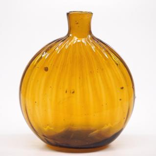 Appraisal: Pattern An early th century pattern-molded glass spirits flask Light