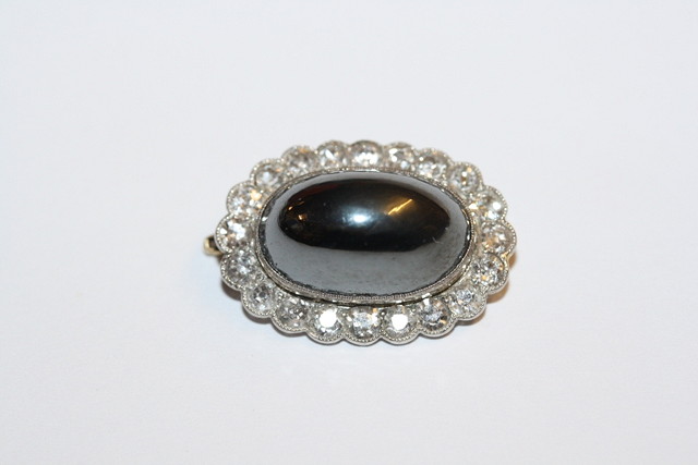 Appraisal: AN OVAL BROOCH of oval form with hard stone cabochon