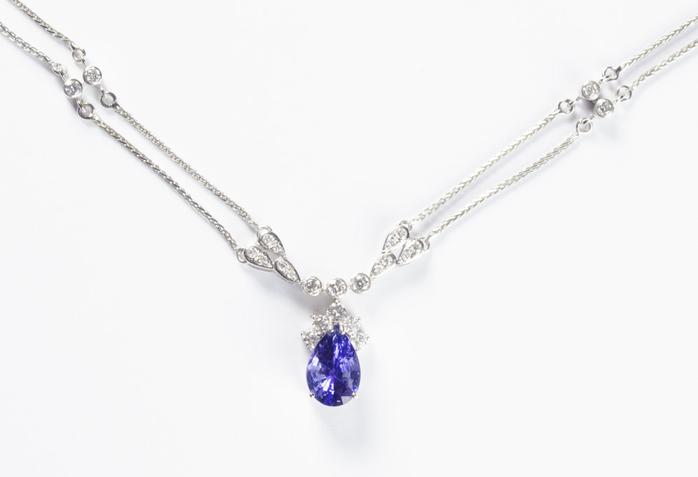 Appraisal: TANZANITE AND EIGHTEEN KARAT GOLD NECKLACE The double chain white