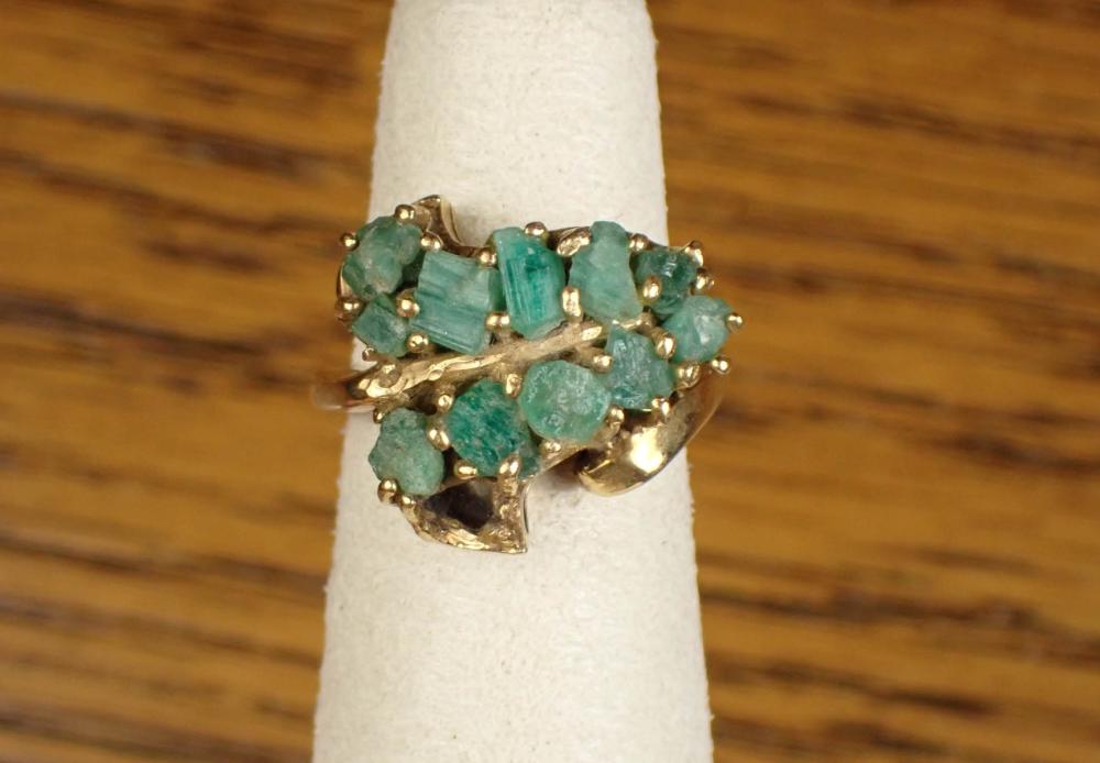 Appraisal: EMERALD AND EIGHTEEN KARAT YELLOW GOLD RING The k gold